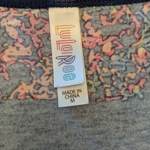 BEAUTIFUL LuLaRoe Lynnae top - Picture 3 of 5